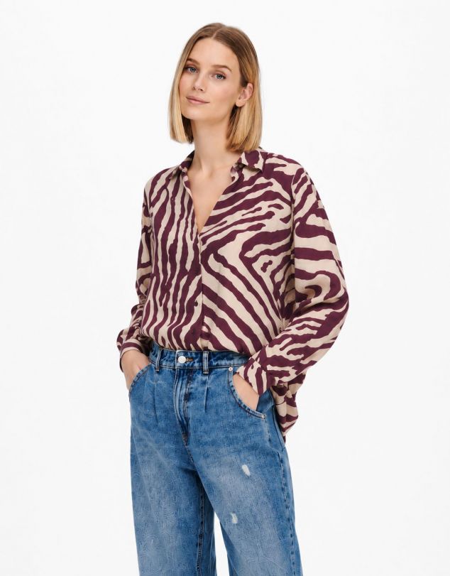BLUSA DE MUJER CON ESTAMPADO ANIMAL PRINT DE MUJER DE JACQUELINE DE YONG