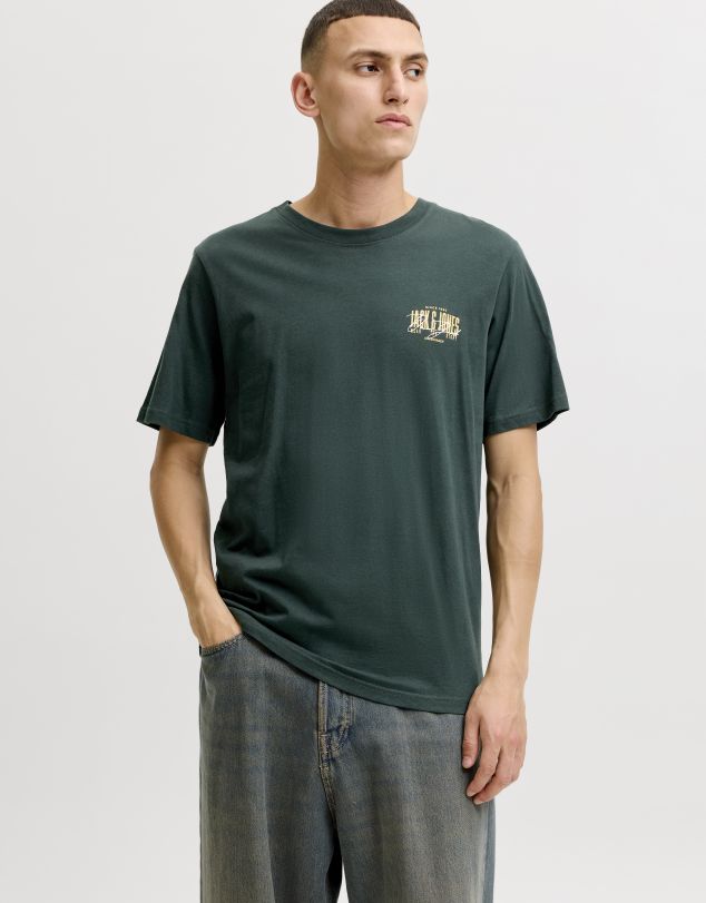 CAMISETA CON PEQUEÑAS LETRAS EN PECHO DE HOMBRE DE JACK AND JONES