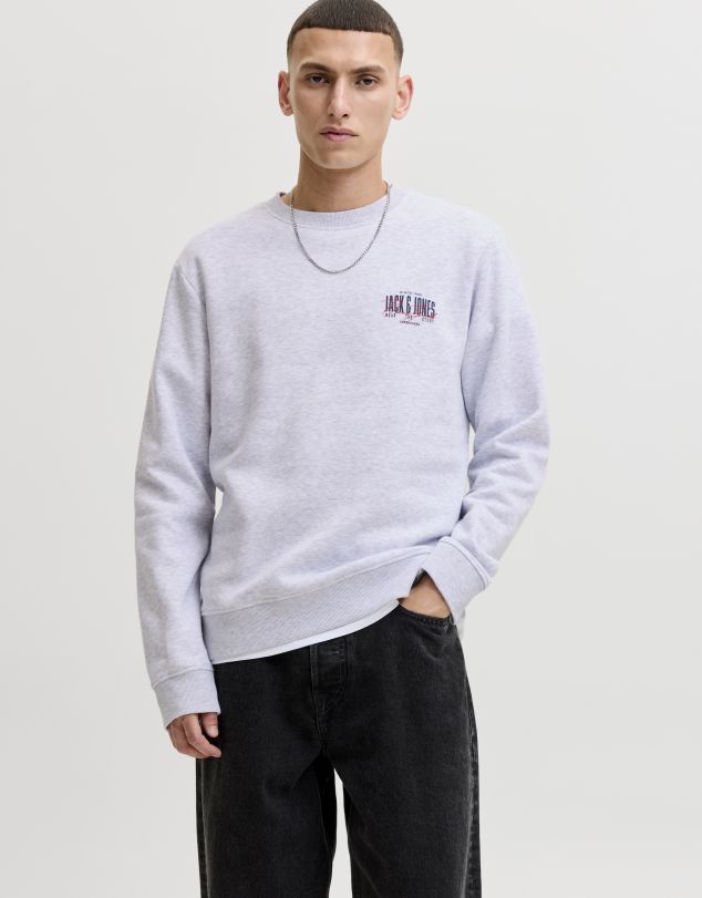 SUDADERA DE CUELLO REDONDO CON PEQUEÑAS LETRAS EN PECHO DE HOMBRE DE JACK AND JONES