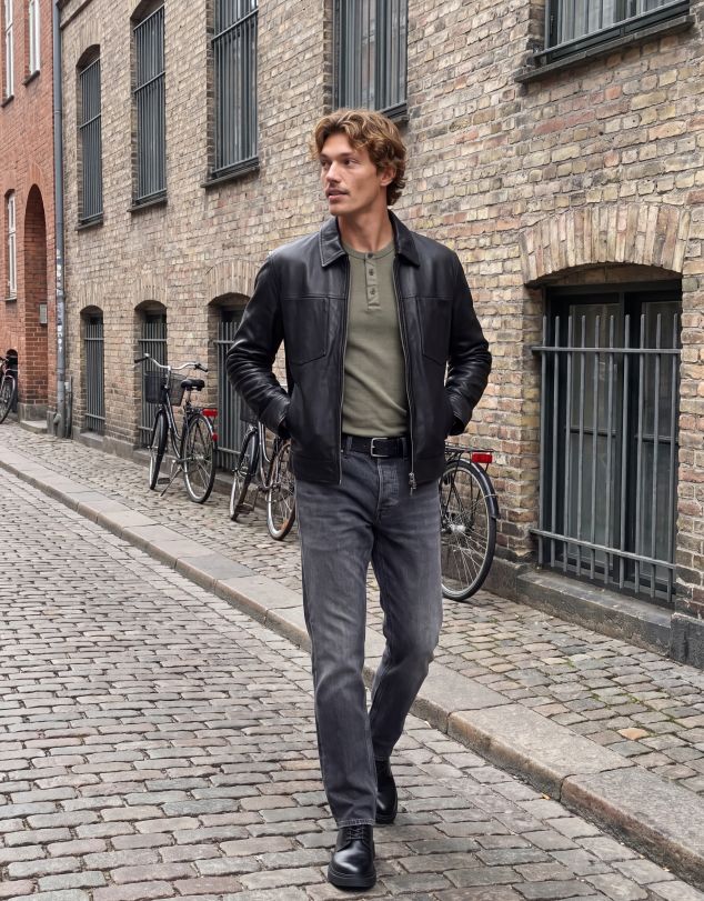 VAQUERO NEGRO DESGASTADO DE CINCO BOLSILLOS Y CORTE REGULAR DE HOMBRE DE JACK AND JONES
